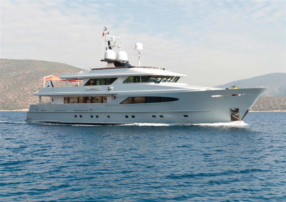 ALUMERCIA charter specs and number of guests