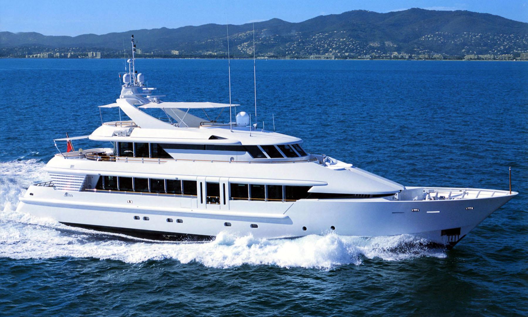 AQUALIBRIUM charter specs and number of guests