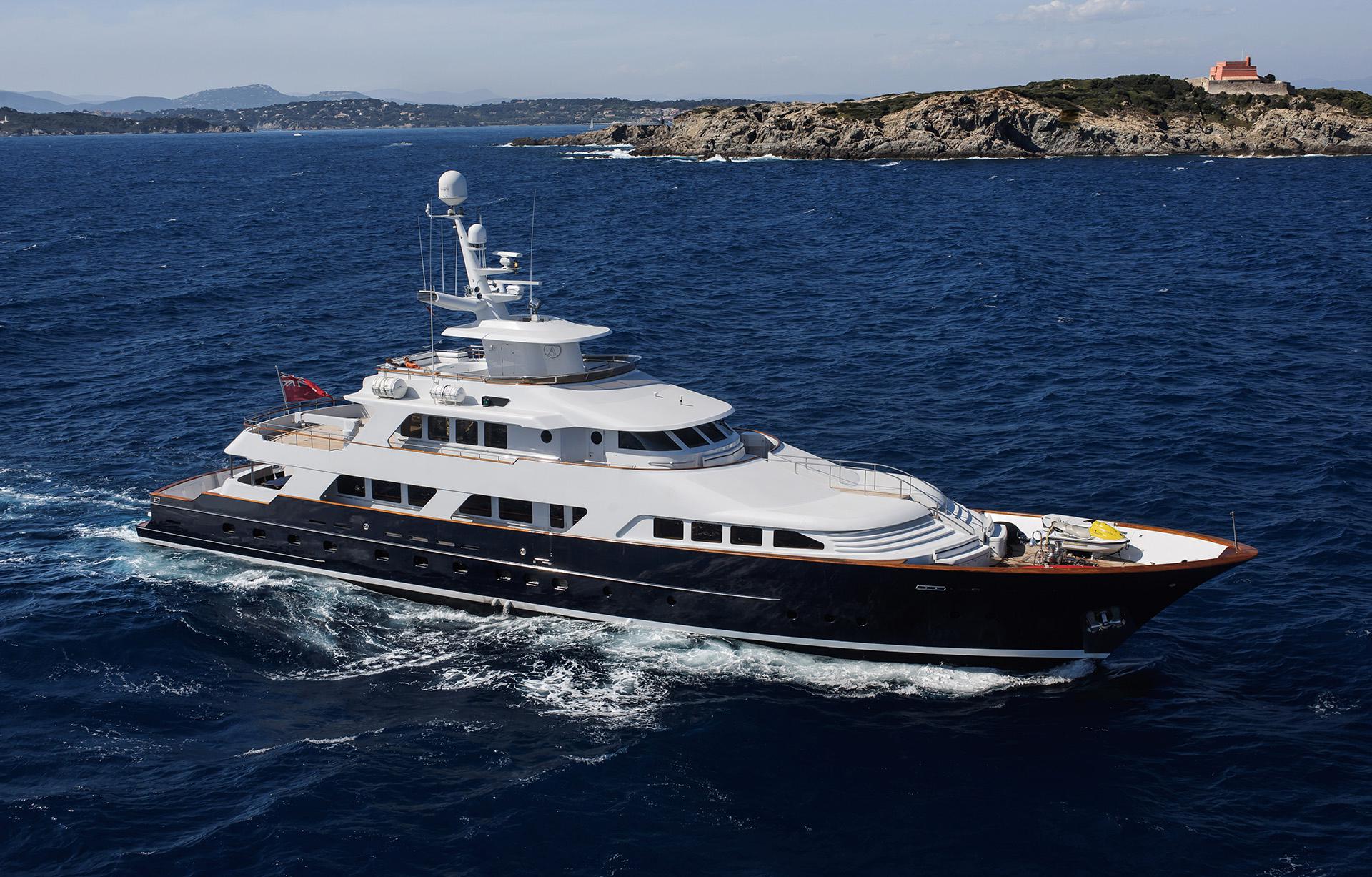 L’ALBATROS charter specs and number of guests