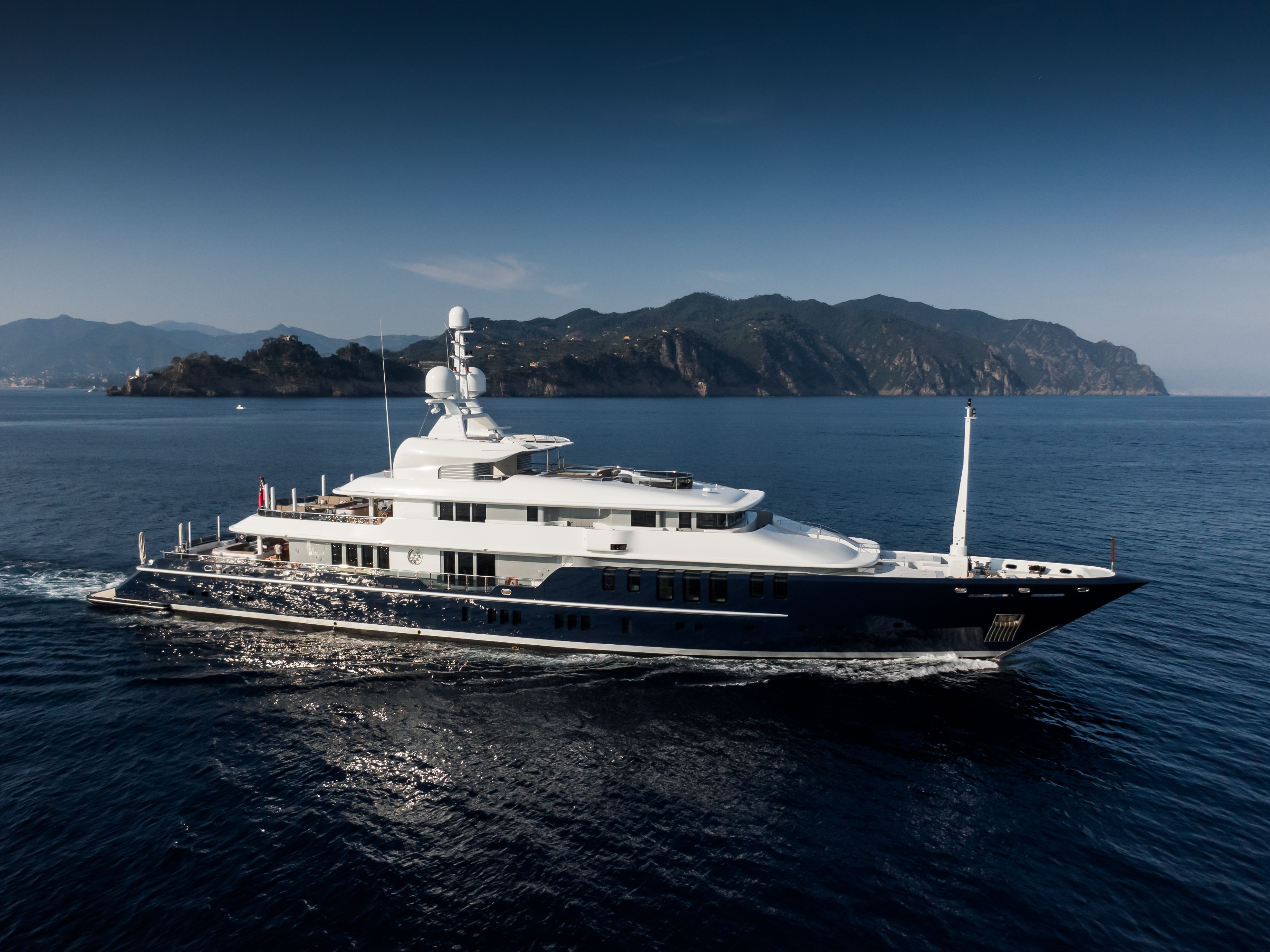 TRIPLE SEVEN charter specs and number of guests