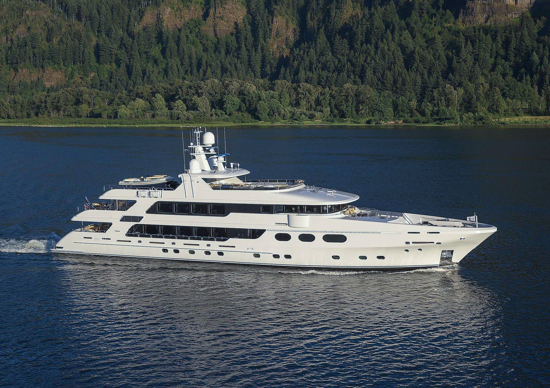 motor yacht a current position