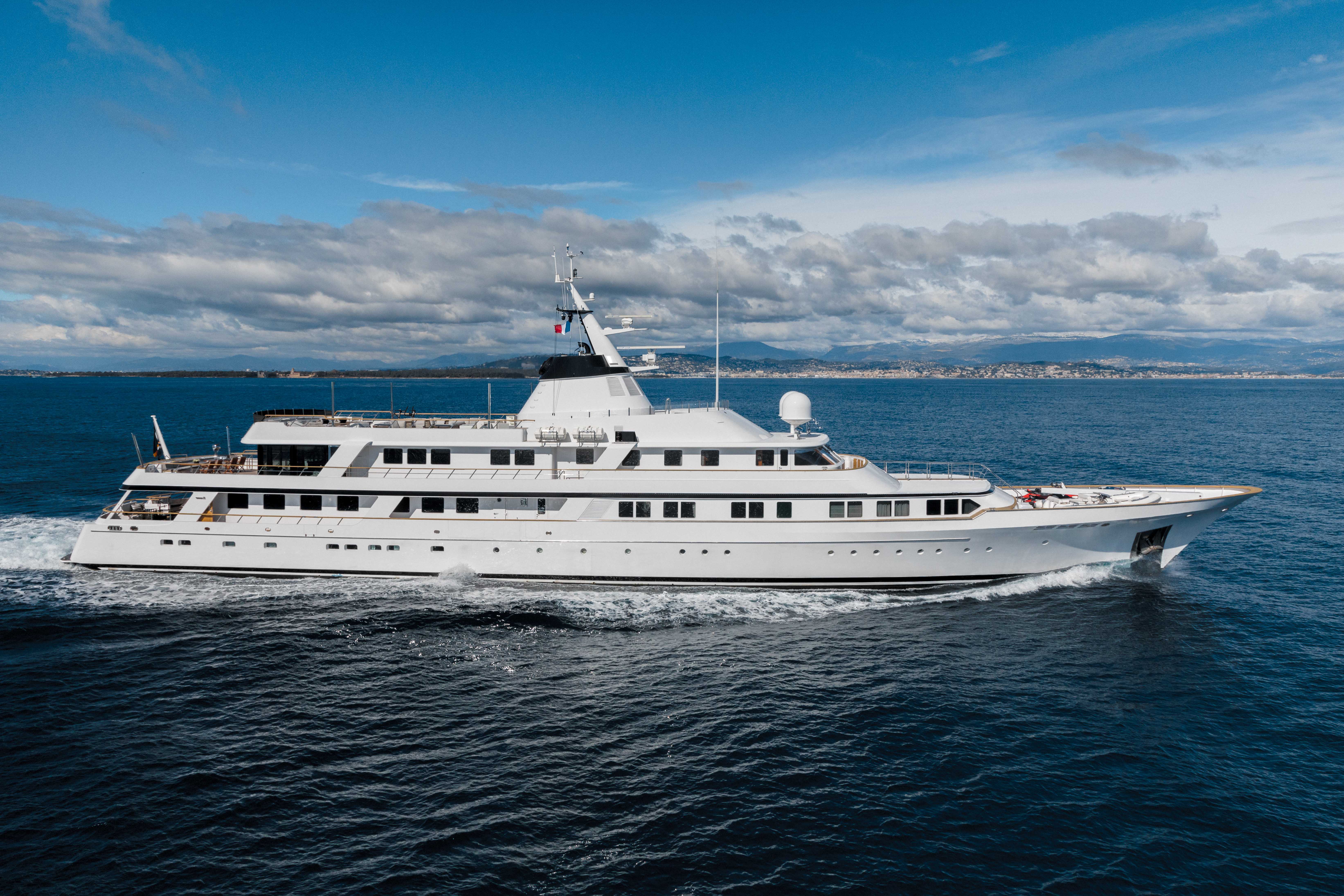 SANOO charter specs and number of guests