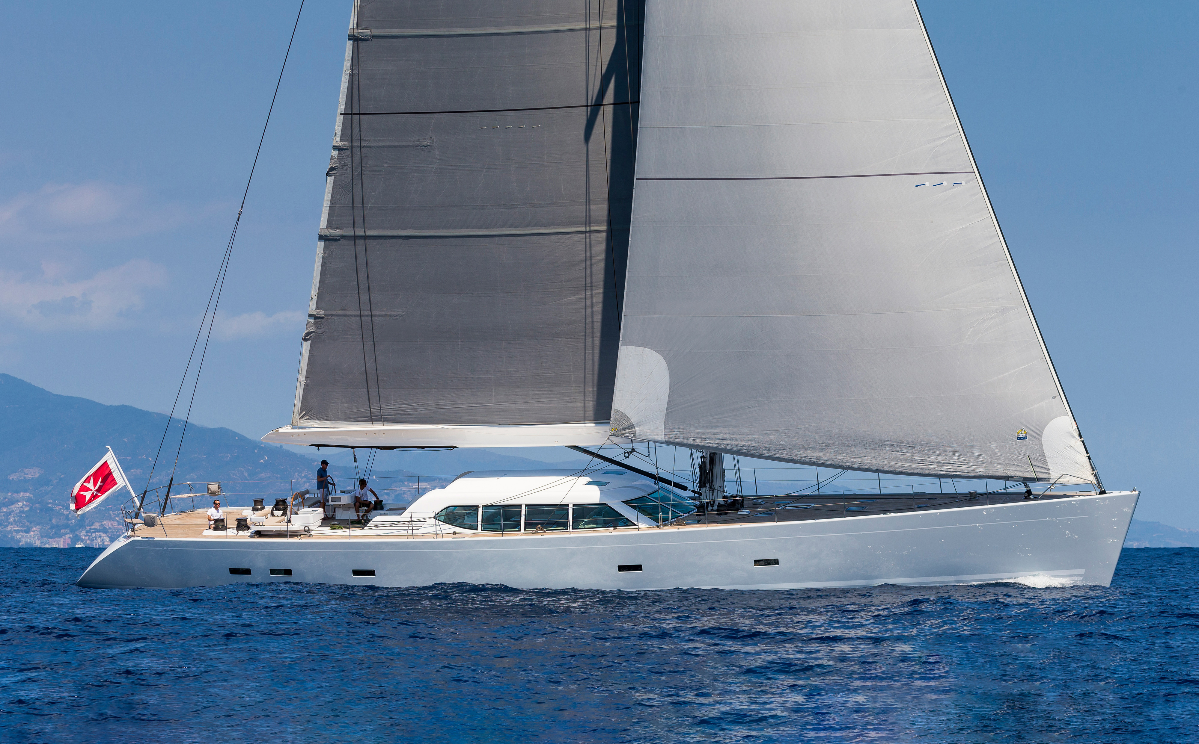 GLISS charter specs and number of guests
