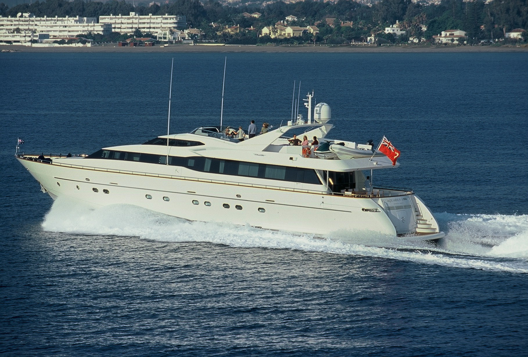 Aquarius S charter specs and number of guests