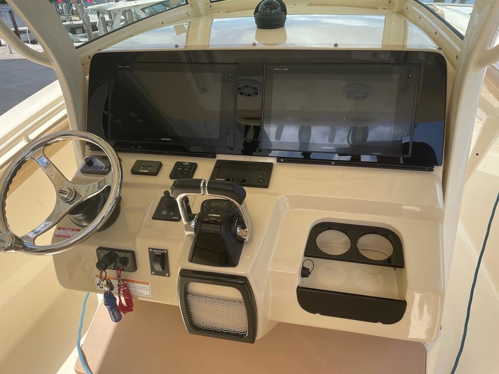 SCOUT 320 LXF yacht