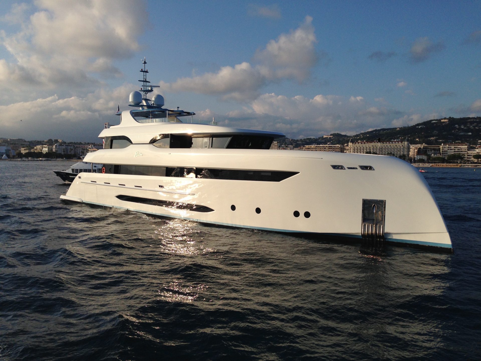 luxury yachts price