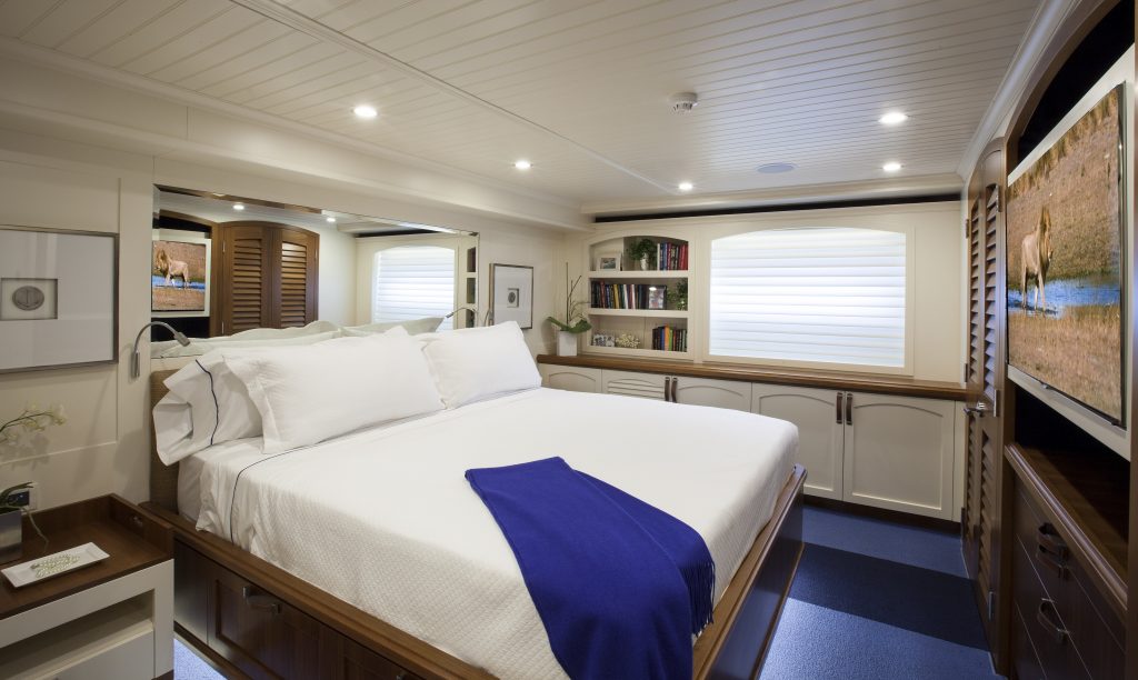 94′ PARAGON OYSTER BAY EXPRESS yacht